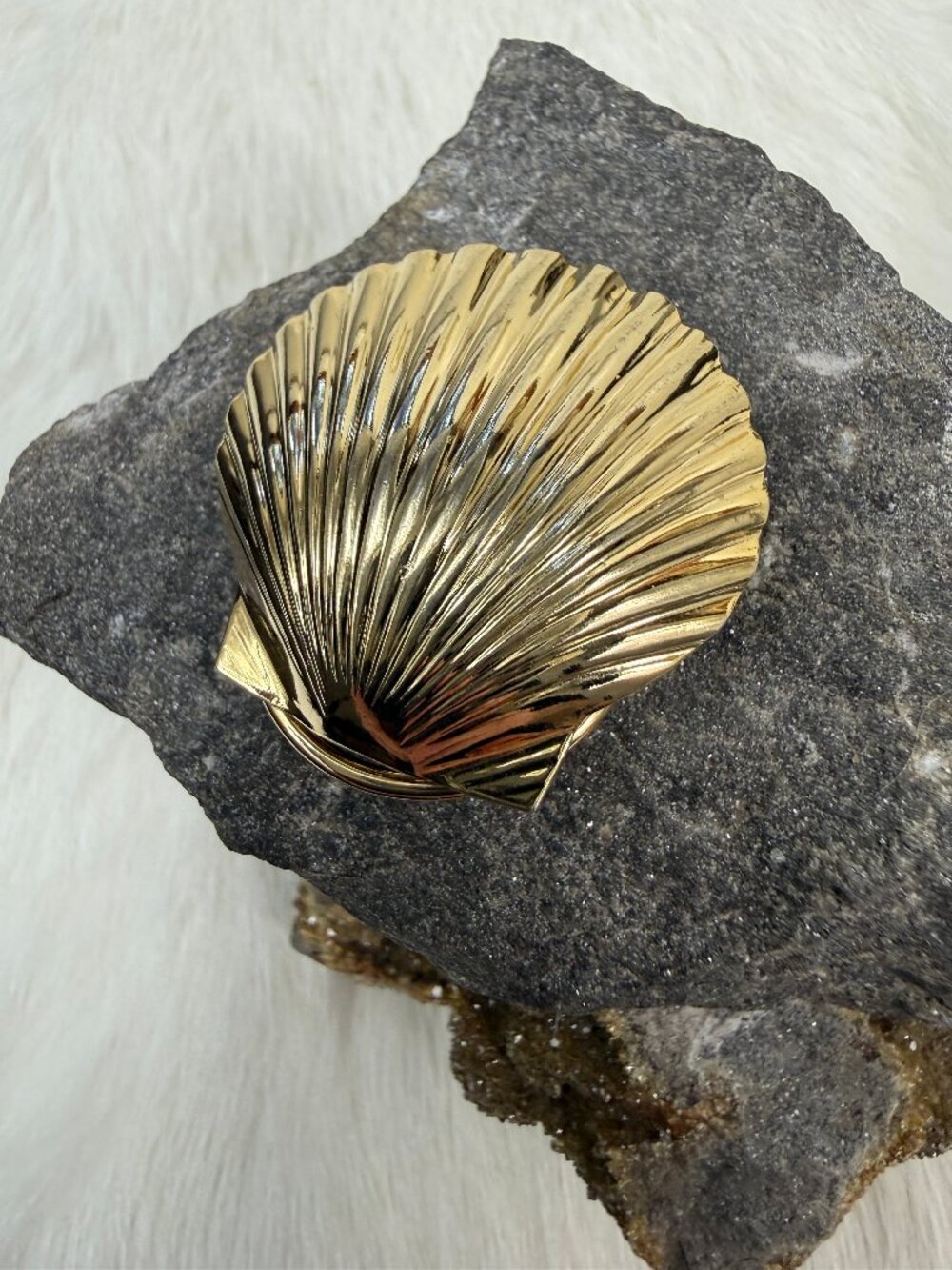 Vintage Gold Tone Clamshell Scarf Clip  1.5" X 1.5"